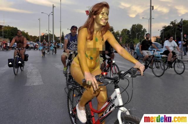 ajib gan cewe cewe sepedaan dengan kondisi tubuh bugil acara World Naked Bike Ride.