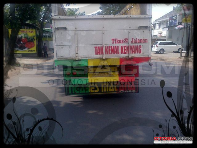 Tulisan Lucu dan Seni Grafik di Belakang Truk