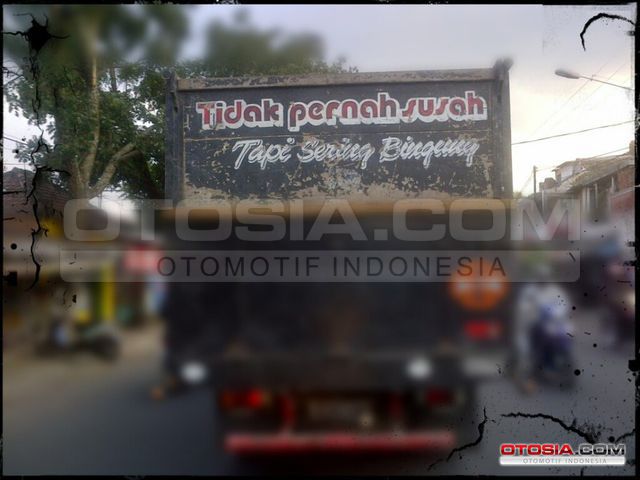 Tulisan Lucu dan Seni Grafik di Belakang Truk