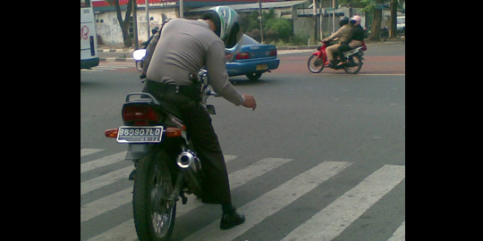 Copas dari FB kawan gan ckckckc. polisi masuk jalur busway hahaha