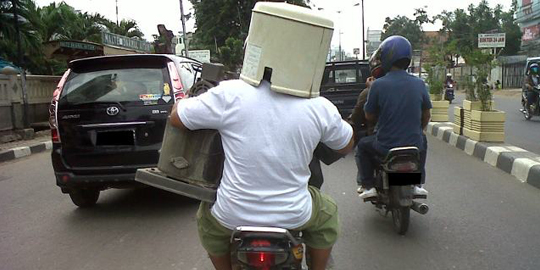 10 Pengendara Dengan Helm Aneh (indonesia banget)