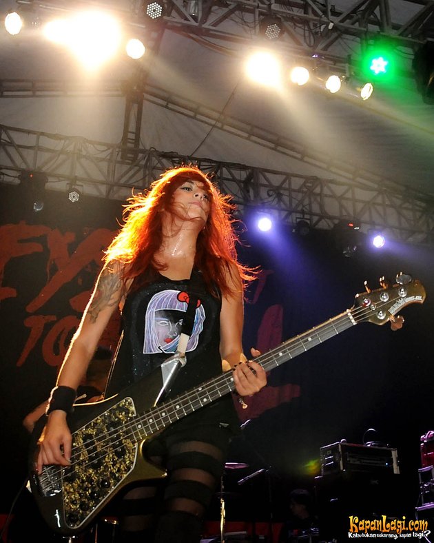 Kakak beradik dari band Eyes Set To Kill ini sama-sama cantik dan bening :3