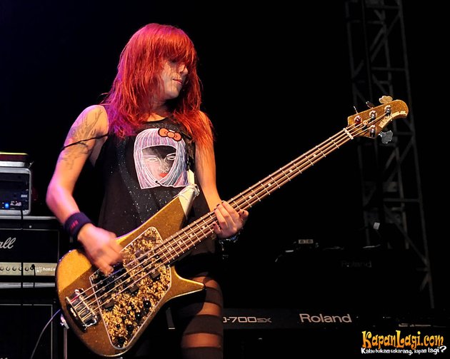 Kakak beradik dari band Eyes Set To Kill ini sama-sama cantik dan bening :3