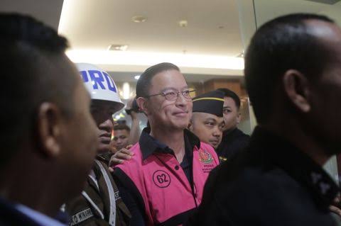 Rugikan Negara Rp 400 Miliar, Tom Lembong Pakai Rompi Pink Kejagung