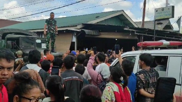 Ratusan Warga Geruduk Batalyon Armed, Bawa Mayat Korban Pengeroyokan TNI di Deli