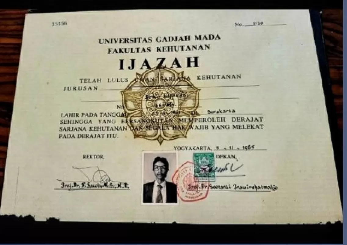 Foto Wisuda Jokowi Bikin Heboh, Warganet Tertawa Ngakak