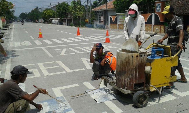 Arti Dari Berbagai Marka Jalan Dan Proses Pembuatannya