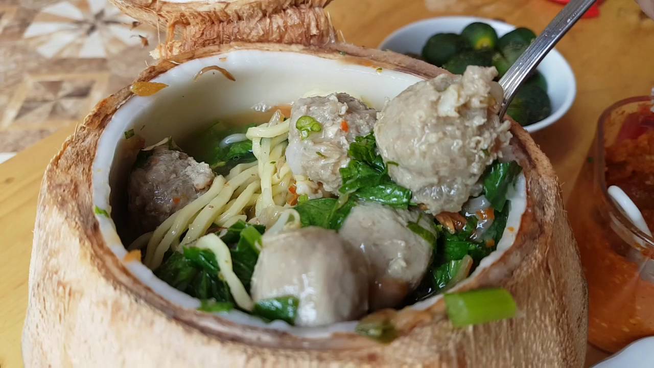 Nikmatnya Paduan Bakso dan kelapa muda dalam satu mangkok
