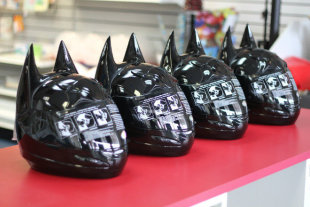 (Yang Mau Jadi BATMAN) Helm Batman Sudah Dipasarkan