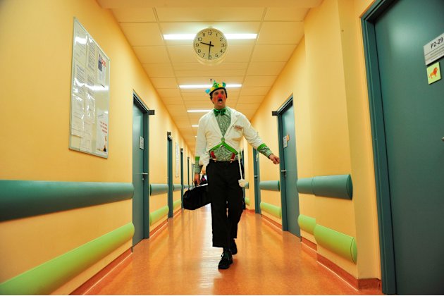 DOKTER-DOKTER berkostum BUDGET