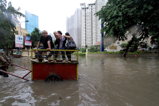 ada-warga-nonton-banjir-jakarta-sambil-narsis