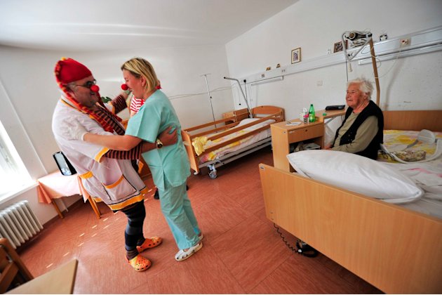 DOKTER-DOKTER berkostum BUDGET