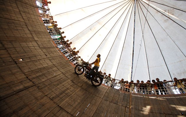 13 FotoAksi Gila Akrobatik Menantang Bahaya &#91;Serba 13&#93;