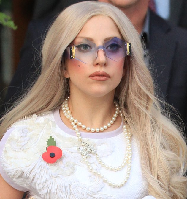 Gaya Kaca Mata Ala Lady GAGA