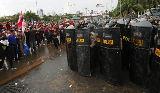 &#91;PIC-Exclusive&#93; Potret Polisi dalam Bidikan Kamera Media Asing Saat Demo BBM Kemarin