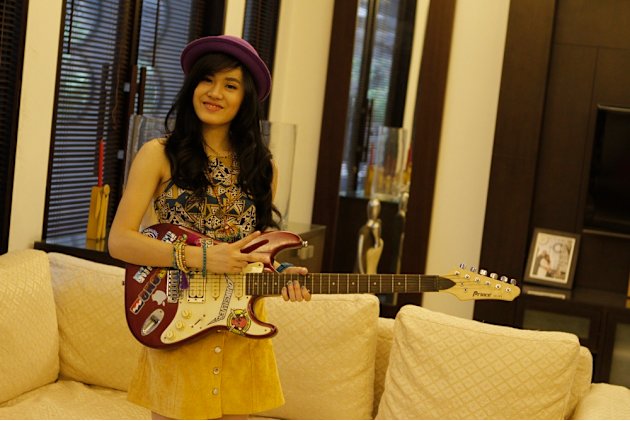 JANGAN MERASA GUITAR HOLIC KALAU BELUM KETEMU CEWEK INI!!!