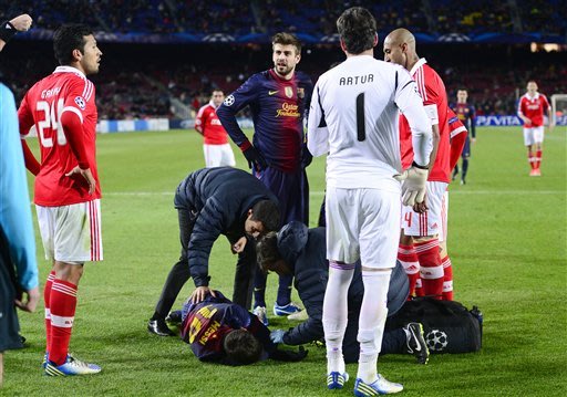 &#91; Bad News &#93; Lionel Messi Cedera Saat Barcelona Ditahan Imbang Benfica