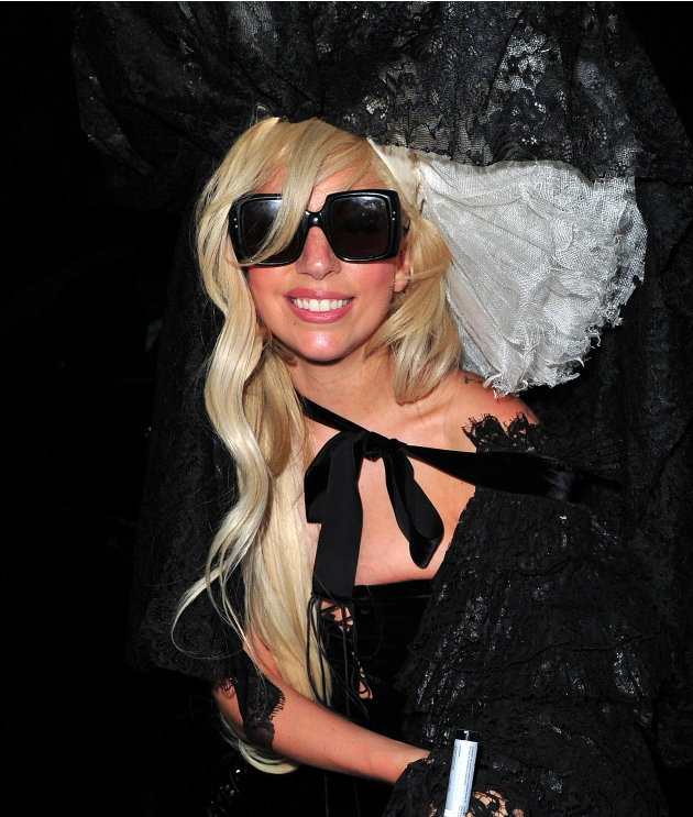 Gaya Kaca Mata Ala Lady GAGA