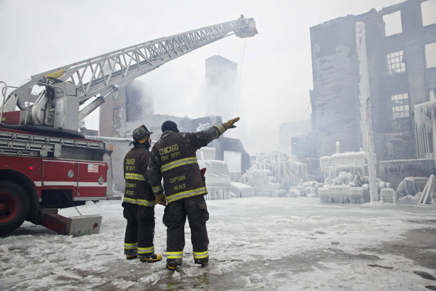 Api Dan Es: Es Yg Tiba-Tiba Membekukan Gudang Yg Terbakar di Chicago (Foto Eksklusif)