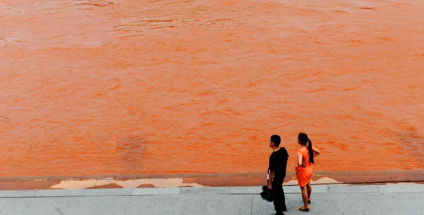 Sungai Yangtze Berubah Warna Jadi Merah Ganz!!