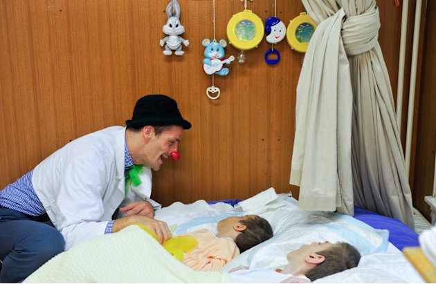 DOKTER-DOKTER berkostum BUDGET