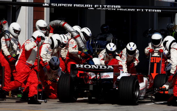 Kru Pit Stop Balap Formula 1 yang Keren-keren