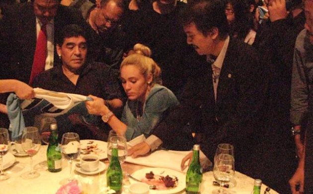Roy Suryo Tumpahkan Anggur Merah di depan Pacar Maradona