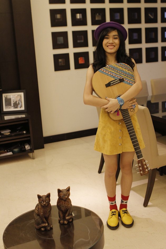 JANGAN MERASA GUITAR HOLIC KALAU BELUM KETEMU CEWEK INI!!!