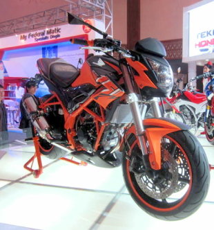 Modifikasi Honda CB150R Dari Limbah Moge