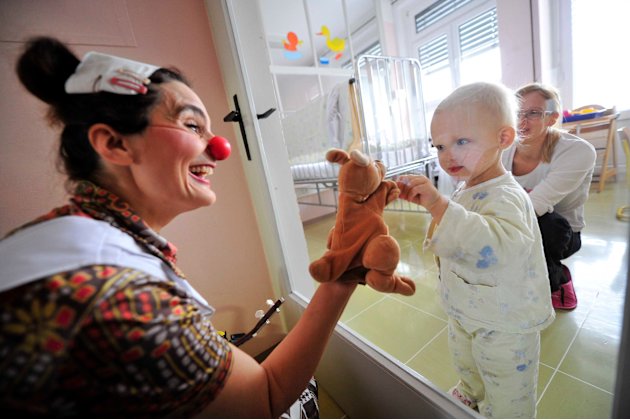 DOKTER-DOKTER berkostum BUDGET