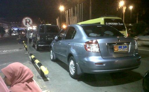 Mobil Berpelat TNI Parkir Sembarangan, Petugas Pun Angkat Tangan