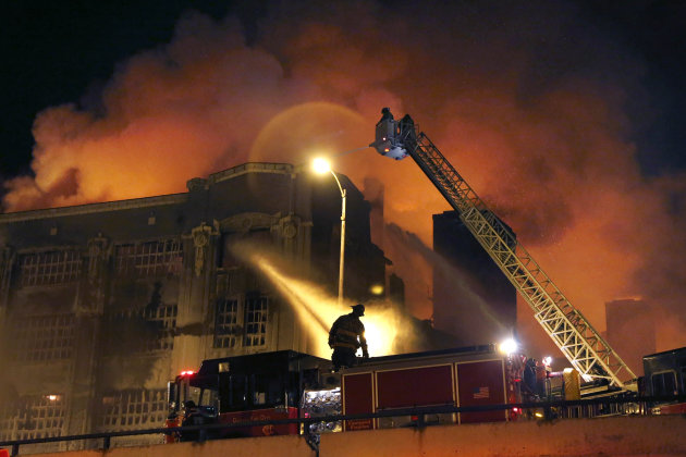 Api Dan Es: Es Yg Tiba-Tiba Membekukan Gudang Yg Terbakar di Chicago (Foto Eksklusif)