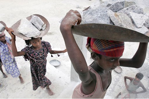 KENYATAAN MENYEDIHKAN DIBALIK SEHELAI PAKAIAN