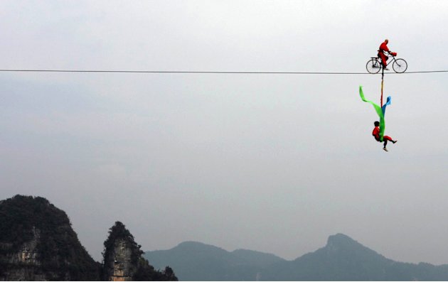 13 FotoAksi Gila Akrobatik Menantang Bahaya &#91;Serba 13&#93;