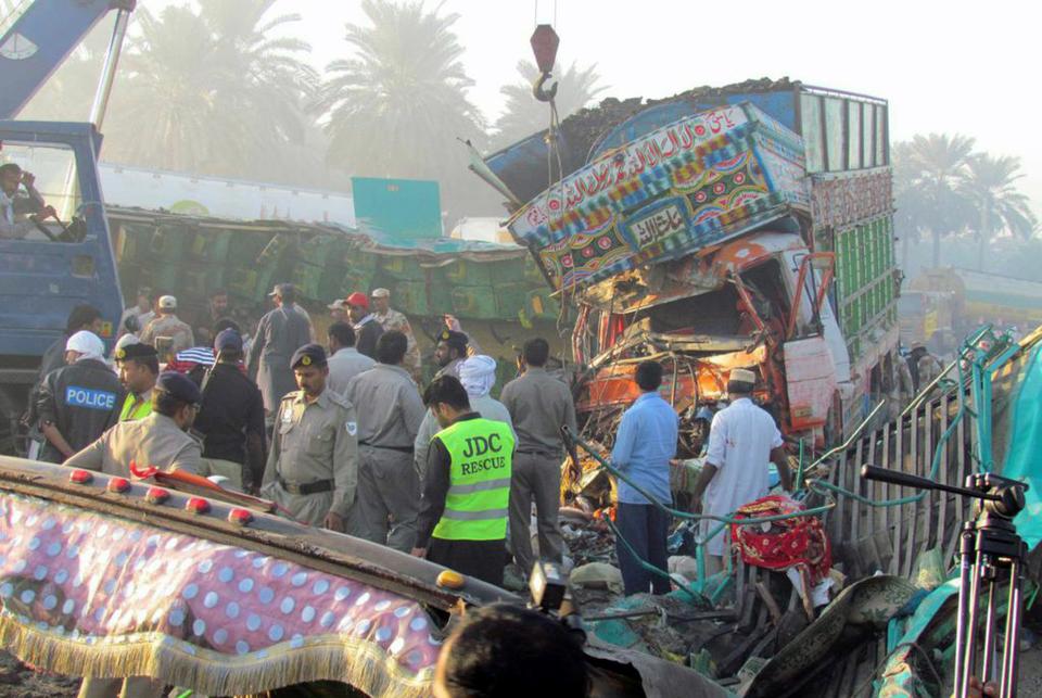 Ngeri gan.. Bus Tabrak Tanker, Meleduk! Penumpang Terpanggang Semua!