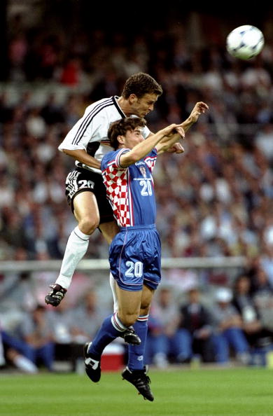 11 PENYERANG DENGAN SUNDULAN YANG AKURAT