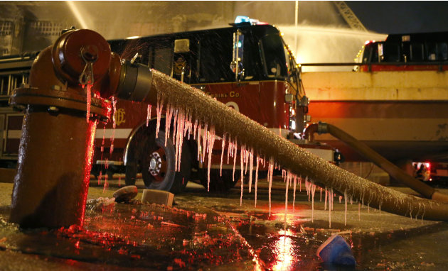 Api Dan Es: Es Yg Tiba-Tiba Membekukan Gudang Yg Terbakar di Chicago (Foto Eksklusif)