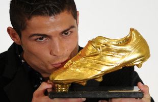 CR7 Donasikan Sepatu Emasnya untuk Anak-anak di Gaza