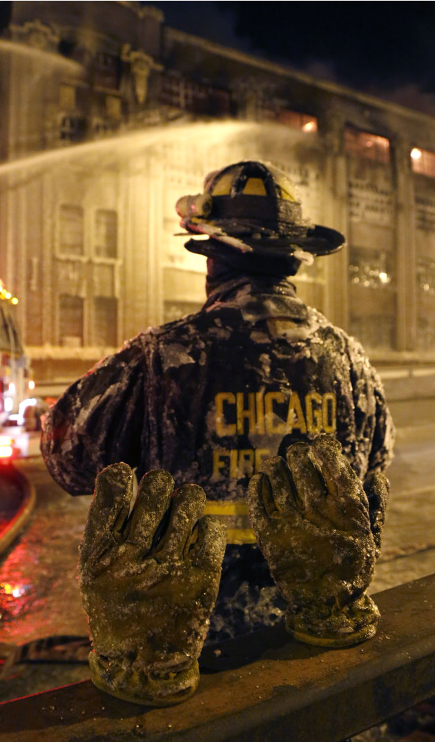 Api Dan Es: Es Yg Tiba-Tiba Membekukan Gudang Yg Terbakar di Chicago (Foto Eksklusif)