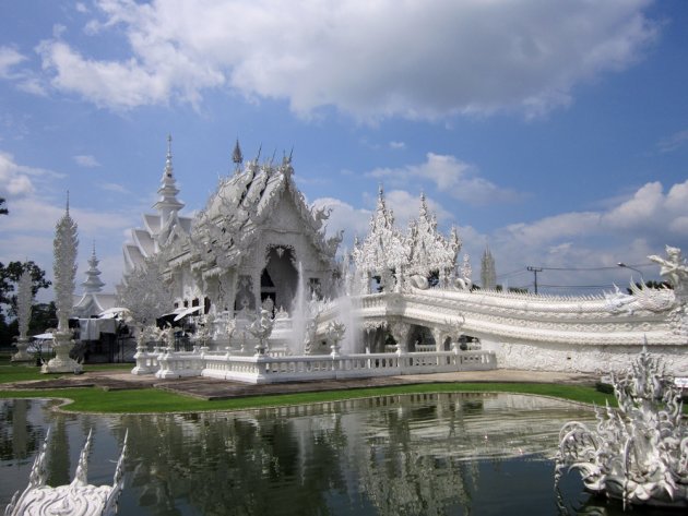 Kuil Putih, Mahakarya Sang Seniman Eksentrik