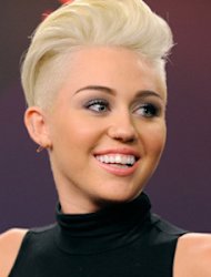 Natal, Miley Cyrus Dapat Sex Doll!
