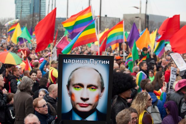 20 aktivis gay Rusia ditangkap karena ciuman