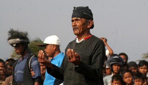 Kisah Pawang Hujan; Lempar Kolor, Hujan Molor