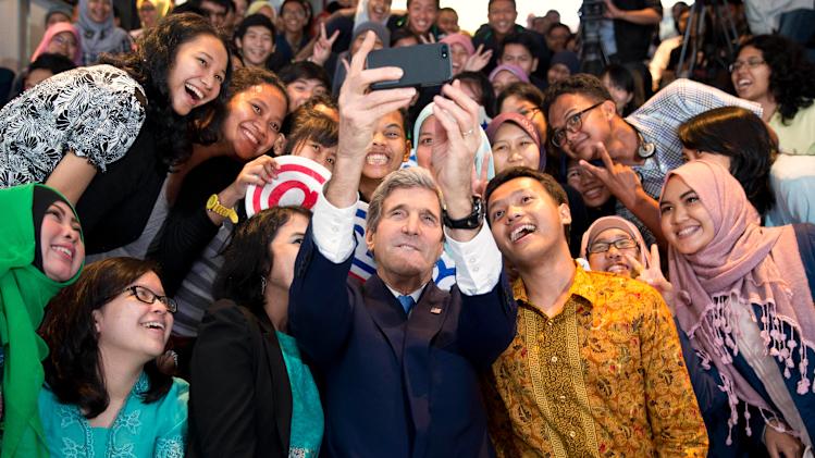 Menlu AS John Kerry 'selfie' dengan mahasiswa di Jakarta.