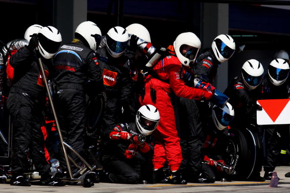 Kru Pit Stop Balap Formula 1 yang Keren-keren