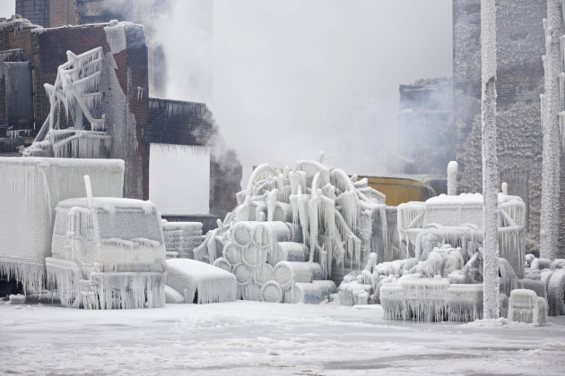 Api Dan Es: Es Yg Tiba-Tiba Membekukan Gudang Yg Terbakar di Chicago (Foto Eksklusif)