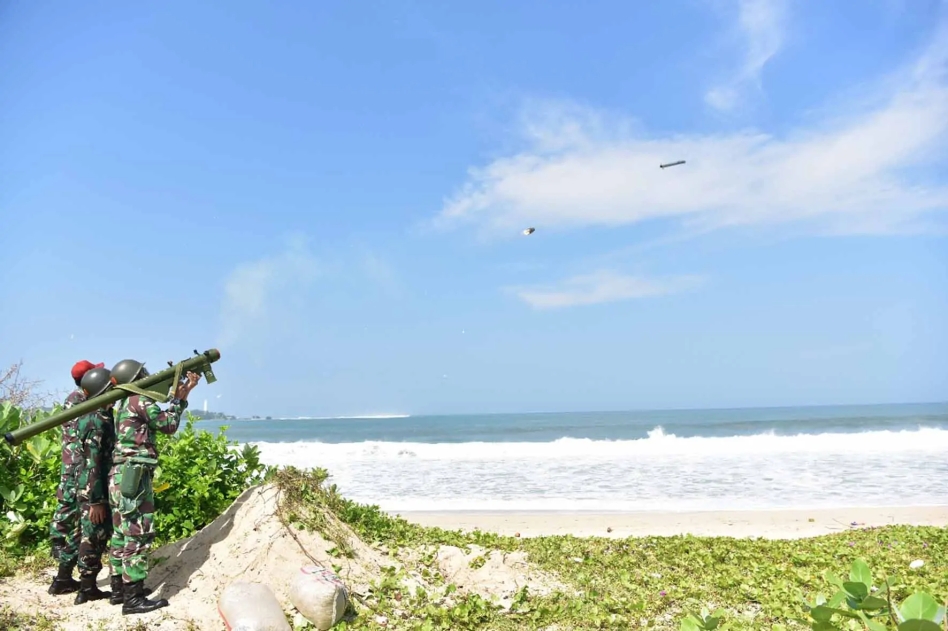 PENEMBAKAN RUDAL QW-3 DI PANTAI SANTOLO