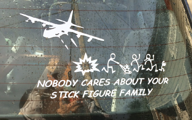 bahaya-di-balik-family-car-sticker