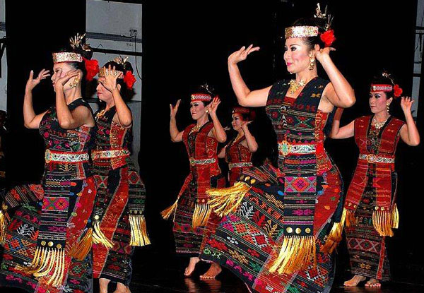 10 Tari Tradisional Indonesia yang Paling Populer