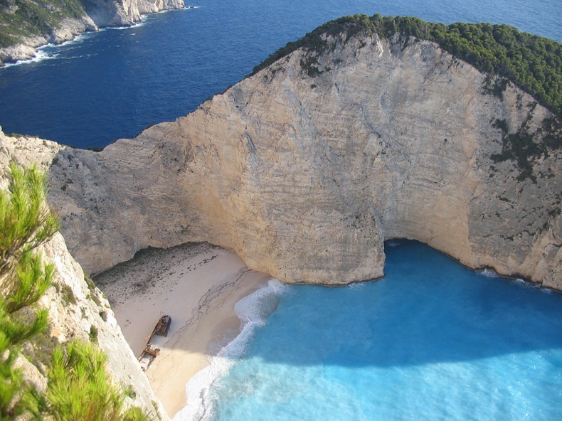 &#91;AMAZING!&#93; Jalan-Jalan Ke Pantai Navagio, Destinasi Pantai Terindah di Yunani